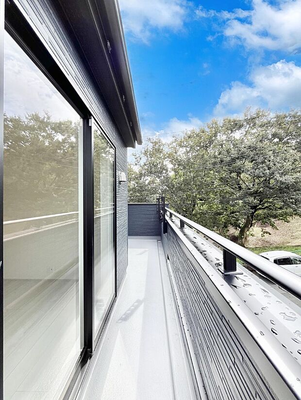 〜Balcony〜 南向きのバルコニーの前には雲以外に太陽を遮るものがありません。お洗濯物も乾きやすく、何より明るく気持ちのいい光が入ってきます。使いやすく開放的なバルコニーです♪