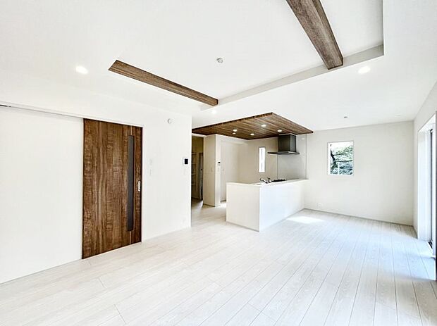 〜Living〜 ここにはみんなが集い、食事と楽しい会話が始まる。話に夢中になりすぎて、ついつい時を忘れ夜半過ぎになってしまう。そんな束の間の幸せを感じさせてくれる場所でありたい。