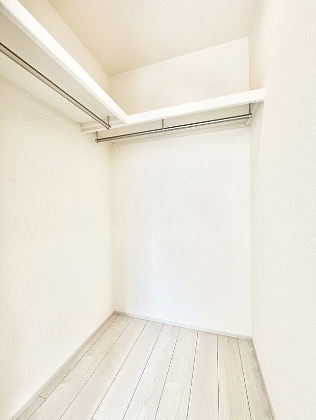 〜Walk-in Closet〜 必要なものやコーディネートを一覧して確認でき、身支度や準備が短時間で済むウォークインクローゼットを設置しました。家の中をすっきりとさせる便利な収納スペースです。