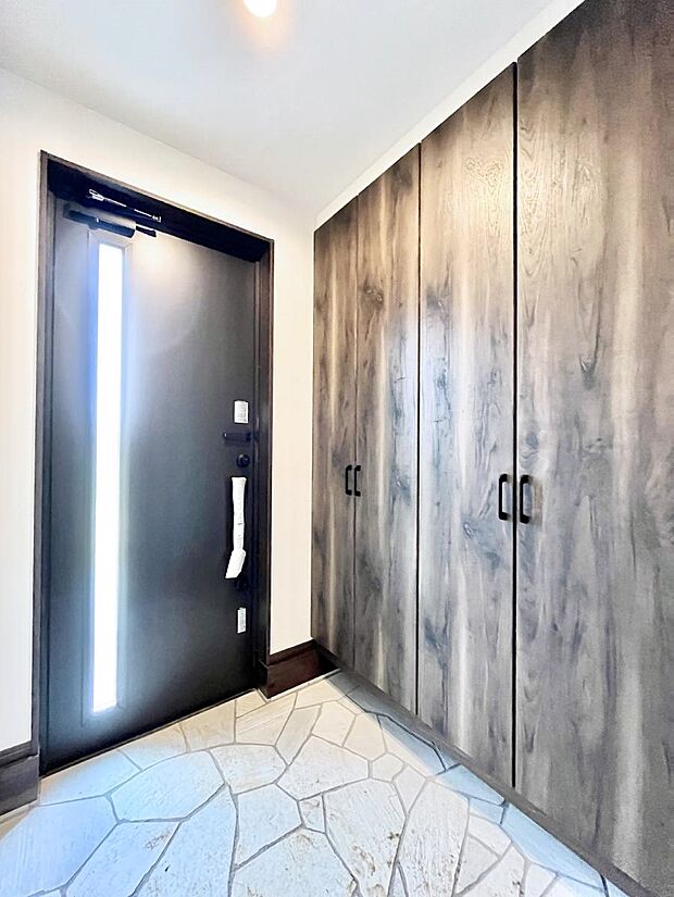 〜Entrance〜 家の中でお客様を迎える最初の場所である玄関は、家の印象そのものです!豊富な玄関収納で、常に綺麗に保つことが出来ます♪玄関にはたっぷり収納の下駄箱を完備!