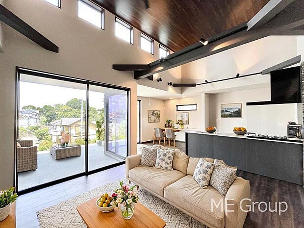 〜Living〜 家族の会話や笑顔が行き交うリビングです。子供が走ってる姿を見ながら、大きなソファやダイニングテーブルでゆったり食事をしたりくつろぎたい♪そんな夢が叶えられる空間です!※家具はCGです