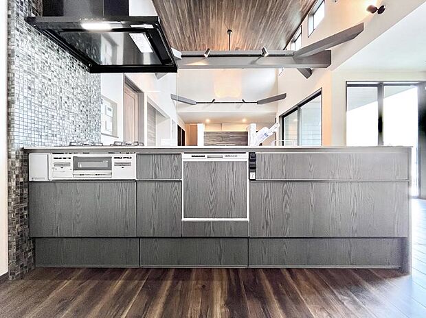〜Kitchen〜　会話が弾むリビング、料理が愉しくなるキッチン。家は、ただ生活する場ではなく、暮らしを愉しく、快適にする場所。笑顔の毎日、安らぎの日々のために、最新の設備・仕様を採用。
