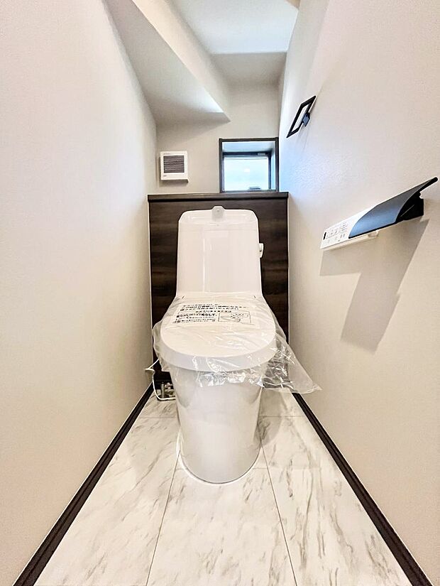 清潔感あるシャワートイレ。小窓から光が注ぎ込みます！