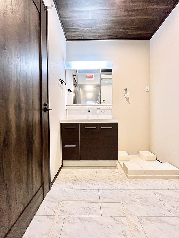 〜Dressing Room〜　十分な大きさの洗面台は収納もさる事ながら、身だしなみチェックや歯磨きなど、朝の慌ただしい時間でもホテルライクなスペースで余裕とゆとりを感じて頂けます。