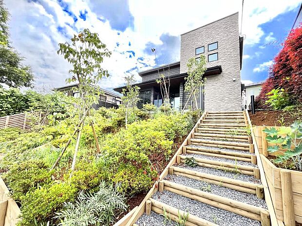 〜Exterior〜 一戸建ての大きなメリットは、自分達の「土地」を「自由に」使える事です。ガーデニングやDIY,車やバイクの趣味など様々な用途で利用できます。