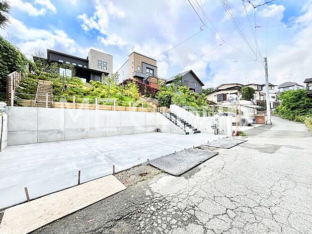 〜Exterior〜 前面道路:西 4m 公道 前面道路は閑静な住宅地をはしる車通りの少ない道路。駐車の出し入れもらくらくです!ご不明点・現地見学のご希望は、お気軽にお問い合わせください!