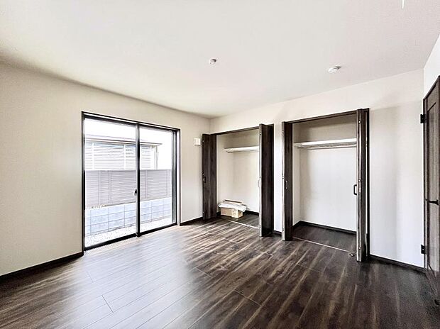 〜Bed Room〜 部屋数が多いのが戸建てのメリットです。ご家族が増えたことで手狭に感じていた住まいも戸建てでは各居室プライバシーを保つことができます。住まいにゆとりが生まれ心もリラックスできます♪