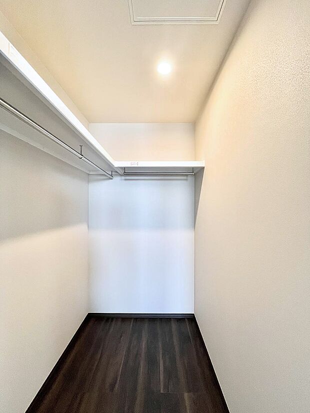 〜Walk-in Closet〜　必要なものやコーディネートを一覧して確認でき、身支度や準備が短時間で済むウォークインクローゼットを設置しました。家の中をすっきりとさせる便利な収納スペースです。