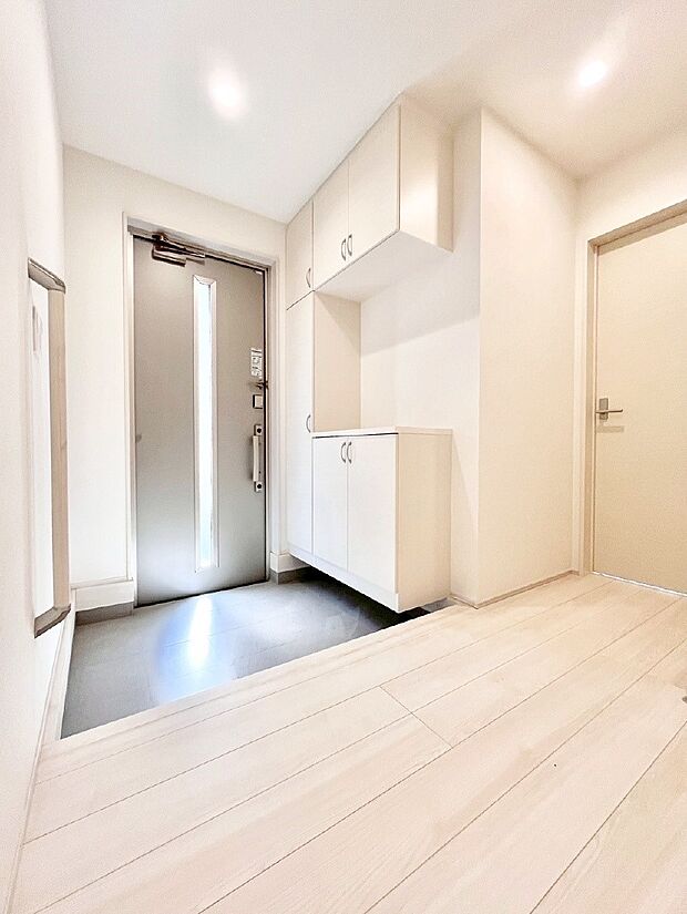 ◆1号棟◆〜Entrance〜　家の中でお客様を迎える最初の場所である玄関は、家の印象そのものです！豊富な玄関収納で、常に綺麗に保つことが出来ます♪玄関にはたっぷり収納の下駄箱を完備！