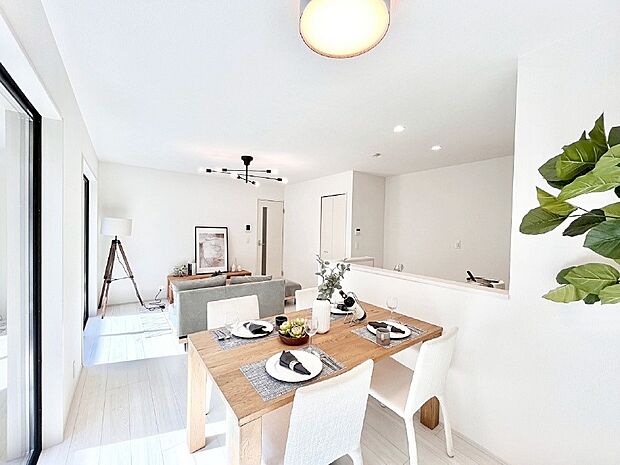 ◆1号棟◆〜Living〜  豊かな陽光がこの場所を照らしだす。光溢れるこの空間はみんなの笑顔が集う場所、時を忘れ、つきることのないたわいもない会話を楽しむ時間、たくさんの思いが綴られる場所。