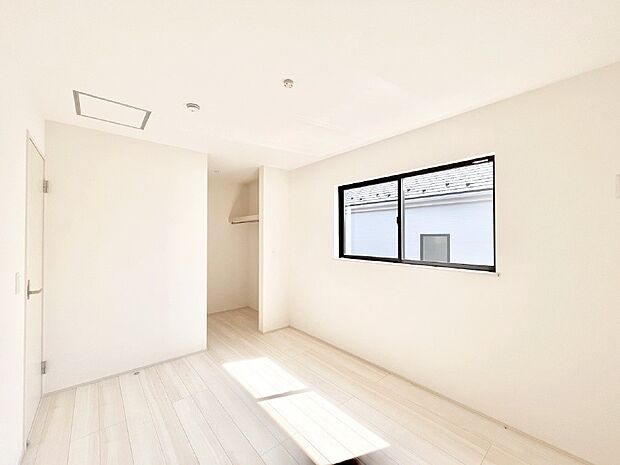 ◆1号棟◆〜Bed Room〜  全居室には収納クローゼットを完備！普段使いのお洋服や小物はもちろん、季節物のお洋服などもしっかりと整理整頓おしまい頂けます。  居室空間を広く使用できますね。