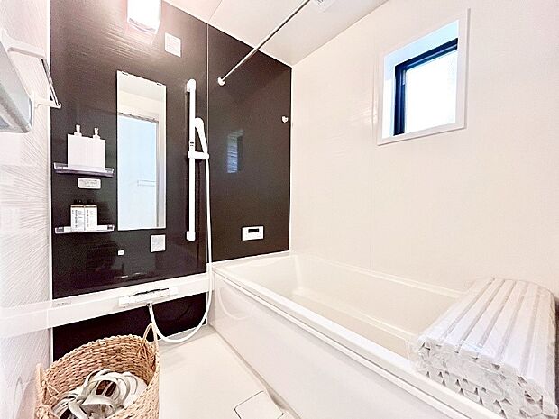 ◆1号棟◆〜Bath Room〜　窓付きのバスルームは、採光もあり明るく気持ちの良い空間です。窓があることで、換気環境も良好。ゆったり寛げるバスルームで、毎日のバスタイムが楽しみになりそうです。