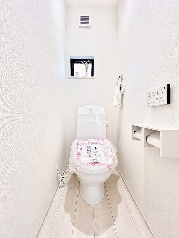 ◆1号棟◆〜Toilet〜　清潔感のある水回り♪トイレはウォシュレット付きです◎トイレは毎日使わざるを得ないもの。いつも清潔を保ちたいですね。トイレが2ヶ所あるので朝の混雑時に便利です！