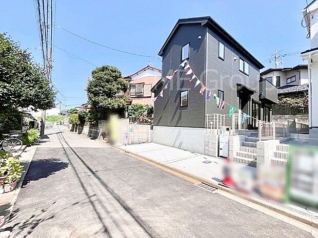 〜Exterior〜　前面道路：北西 4.3m 公道　前面道路は閑静な住宅地をはしる車通りの少ない道路。駐車の出し入れもらくらくです！ご不明点・現地見学のご希望は、お気軽にお問い合わせください！  