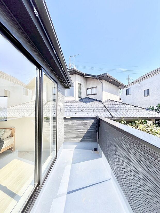 ◆1号棟◆〜Balcony〜　南向きのバルコニーの前には雲以外に太陽を遮るものがありません。お洗濯物も乾きやすく、何より明るく気持ちのいい光が入ってきます。家族全員分の洗濯物も一気に干せます。