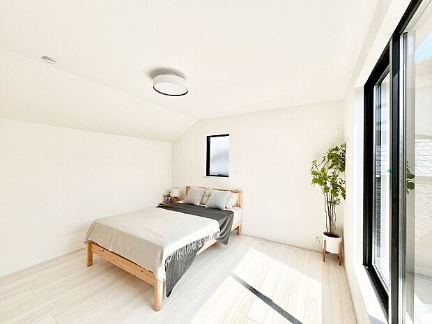 ◆1号棟◆〜Bed Room〜  「今日も一日お疲れ様」とご夫婦でゆったりくつろげる寝室。  毎日の家事やお仕事に疲れた日はフカフカのベットで癒されてください。テレビや本棚をおいても快適な広さが自慢♪