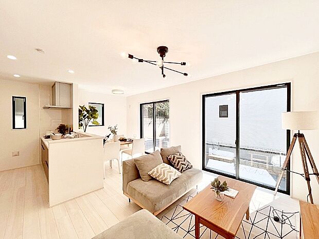 ◆1号棟◆〜Living〜　飽きの来ないシンプルでおしゃれなLDK。大きな窓から日差しが差し込むので室内も明るく、家族の憩いの場としてピッタリです。開放感と日当たりの良さを是非ご覧ください！