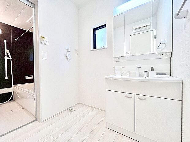 ◆1号棟◆〜Dressing Room〜　暗くなりがちな洗面所も窓があると採光と換気が可能なので気持ちよくお使い頂けます。三面鏡タイプの洗面台は鏡裏収納で散らかりがちな洗面所もスッキリ♪