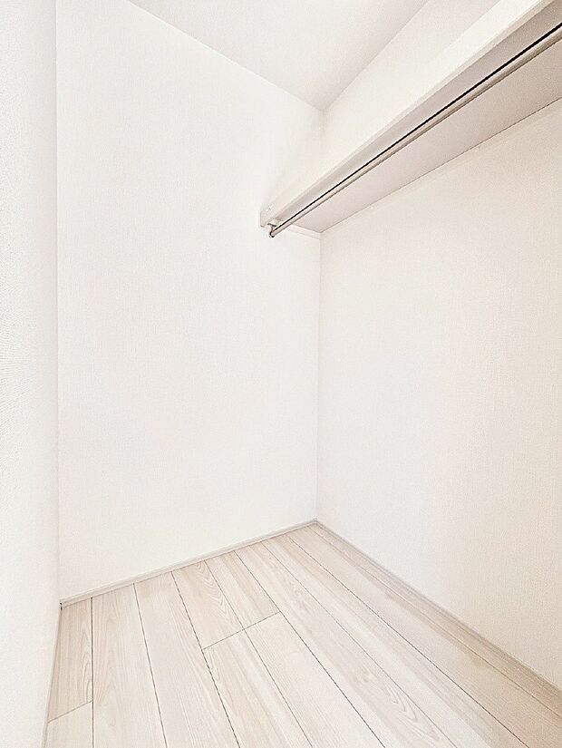 ◆1号棟◆〜Walk-in Closet〜 たくさんの洋服をかけてもシワになりにくいウォークインクローゼット。洋服以外にも、普段使わない家電やスーツケース、ストック品など何でも片付く嬉しい空間です。