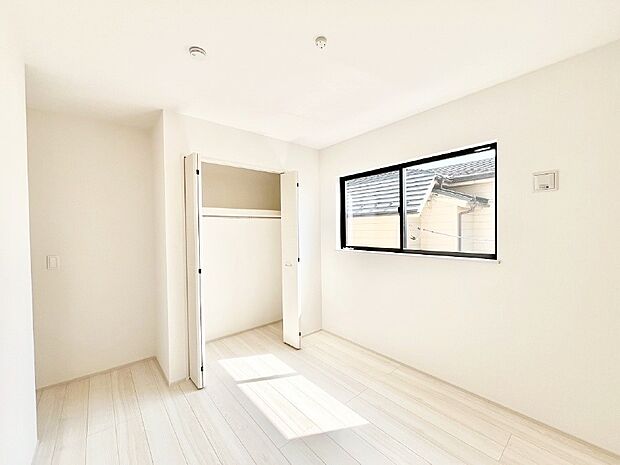 お子さまのお部屋としても！衣類の整理整頓に便利なクローゼット付きの洋室！