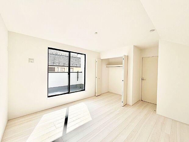 明るいバルコニーサイドに洋室を設置。目覚めの良い寝室に。 