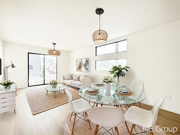 ご家族の賑やかな話し声で包まれる明るいリビング  ※家具はCGです