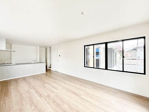 明るい陽光が注ぎ、寛ぎの雰囲気に満たされるリビング・ダイニング。   