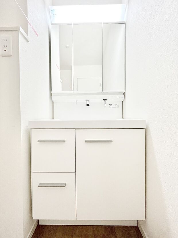 大きく見やすい三面鏡で清潔感ある洗面台は、身だしなみチェックや肌のお手入れにおすすめです。 