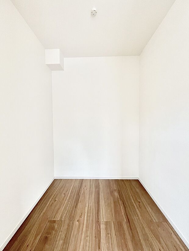 ウォークインクローゼット付きで生活空間を広く利用できます。