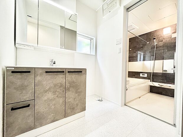 ◆2号棟◆〜Dressing Room〜　暗くなりがちな洗面所も窓があると採光と換気が可能なので気持ちよくお使い頂けます。三面鏡タイプの洗面台は鏡裏収納で散らかりがちな洗面所もスッキリ♪