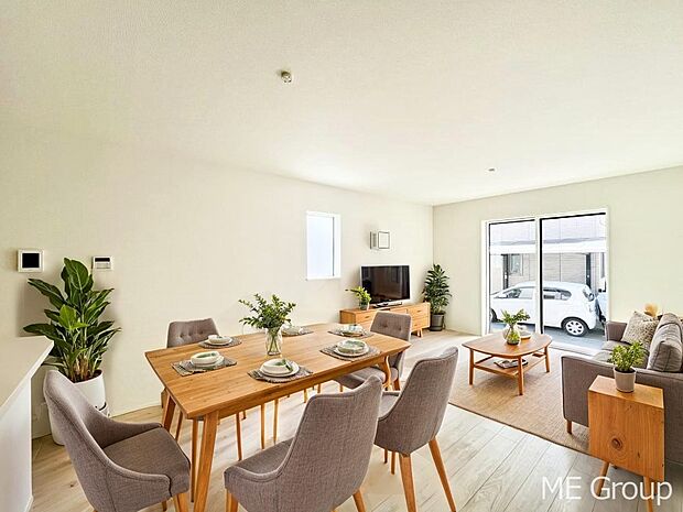 〜Living〜 飽きの来ないシンプルでおしゃれなLDK。大きな窓から日差しが差し込むので室内も明るく、家族の憩いの場としてピッタリです。開放感と日当たりの良さを是非ご覧ください! ※家具はCGです