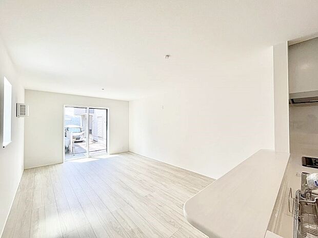 〜Living〜 豊かな陽光がこの場所を照らしだす。 光溢れるこの空間はみんなの笑顔が集う場所、時を忘れ、つきることのないたわいもない会話を楽しむ時間、たくさんの思いが綴られる場所。