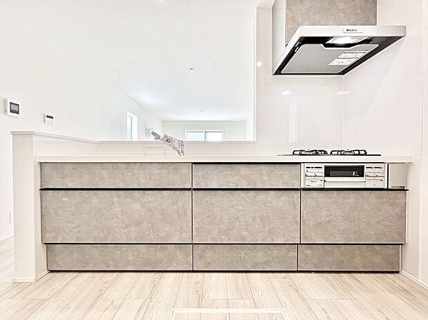 〜Kitchen〜 広くて使いやすいキッチンなら家族でいっしょに料理をつくったり、後片付けも手間なくできちゃいます♪収納もたっぷりあるので、いつもすっきりと清潔な印象を保てます。