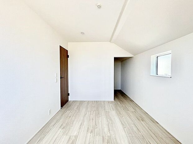 〜Bed Room〜 木の温もりがやさしいフローリングは安らぎをもたらすプライベート空間。明るめのフローリングですので、壁紙ともマッチし、お部屋を更に広く見せてくれる効果も。