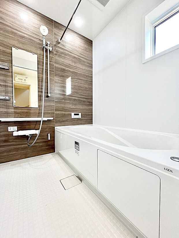 〜Bath Room〜 落ち着いた雰囲気の浴室で明日に向けてリフレッシュ。浴室乾燥機能も付いているので隣の洗濯機置き場で洗い上がった洗濯物を、雨の日も天気を気にせず乾燥させることも可能です。