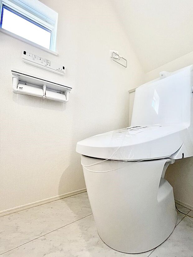 〜Toilet〜 綺麗・スッキリ・快適なウォシュレット付トイレでくつろげる空間です。トイレは毎日使わざるを得ないもの。いつも清潔を保ちたいですね。トイレが2ヶ所あるので朝の混雑時に便利です!