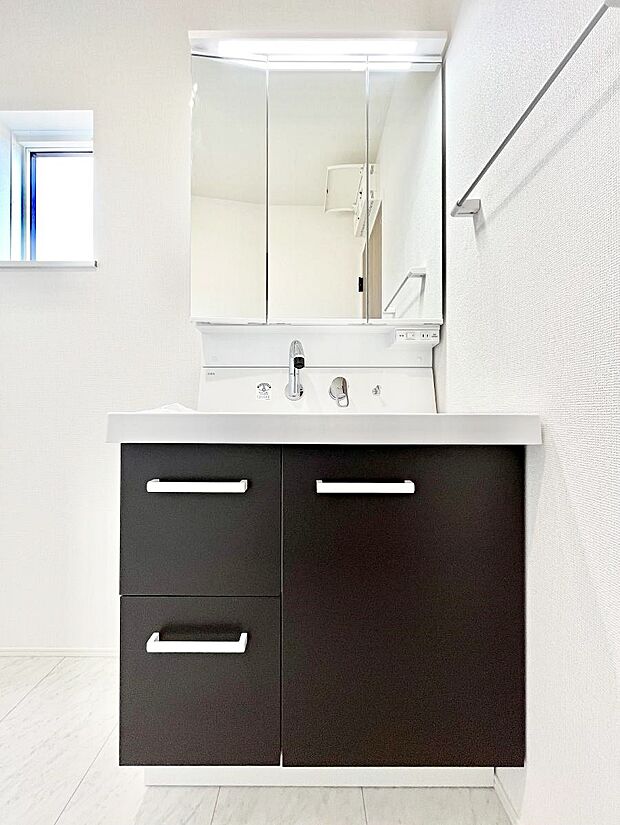 〜Dressing Room〜 十分な大きさの洗面台は収納もさる事ながら、身だしなみチェックや歯磨きなど、朝の慌ただしい時間でもホテルライクなスペースで余裕とゆとりを感じて頂けます。