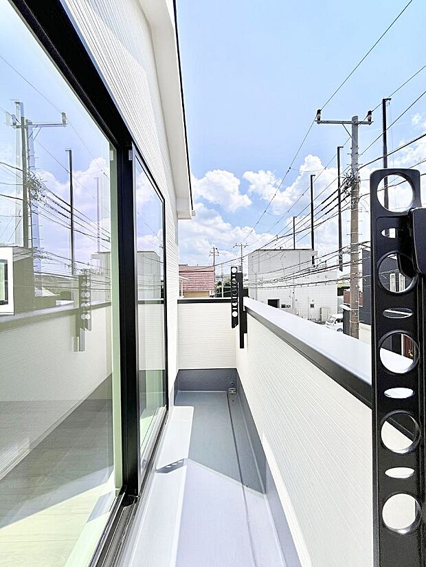 〜Balcony〜 バルコニーは温かい陽がさしこみ、お布団や洗濯物を気持ちよく干すことができます。 使いやすく開放的なバルコニーです♪陽ざしがたっぷり降り注ぐ、バルコニー付き住まい。