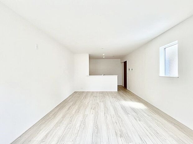 〜Living〜 家族の食事や団らんのほか、子どもを遊ばせたり、友人を招いたりするLDKは住まいの中心。長時間過ごす場所だから、その空間は住まい全体の居心地を左右します。