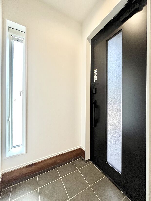 ガラススリットの入った玄関ドアが室内に光を届けてくれます