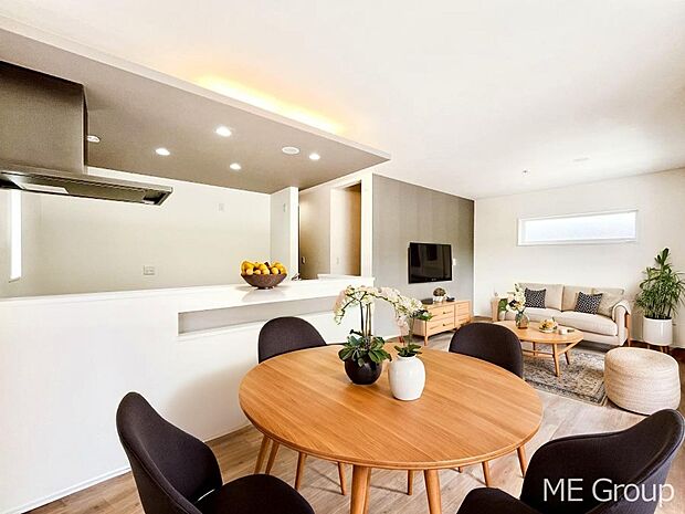 ご家族の賑やかな話し声で包まれる明るいリビング ※家具はCGです