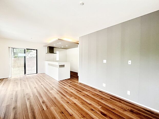 明るい陽光が注ぎ、寛ぎの雰囲気に満たされるリビング・ダイニング。