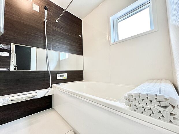 一日の疲れを癒してくれる明るい清潔感のあるバスルーム