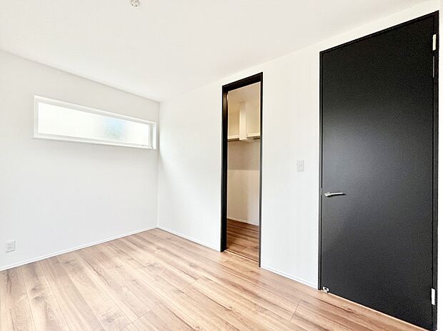 WIC(ウォークインクローゼット)があるお部屋!季節ごとの入れ替えも不要で便利です。