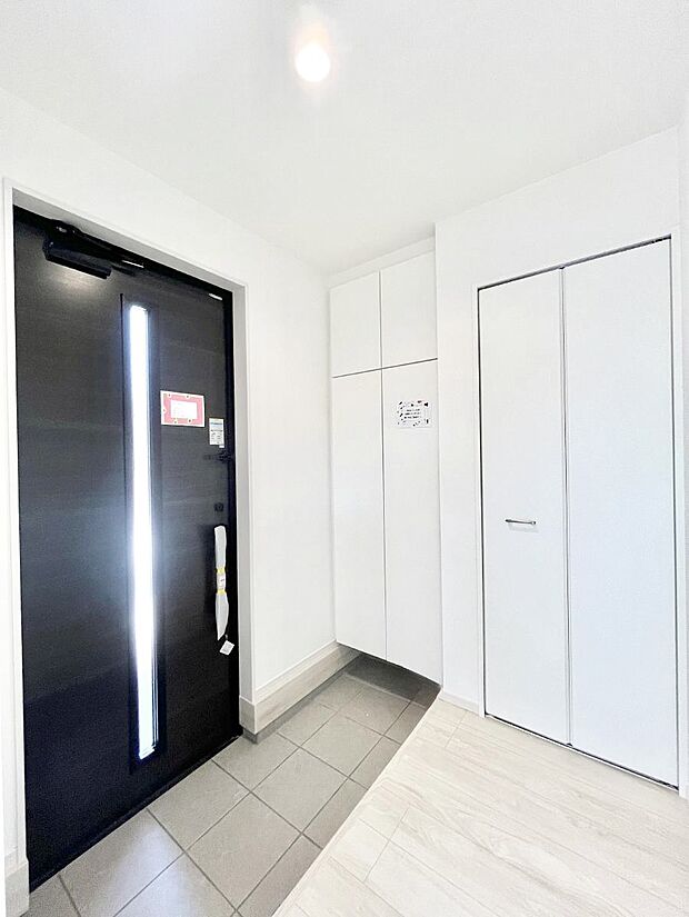 ◆1号棟◆〜Entrance〜 玄関は家の顔といわれますが我が家のセンスをさりげなく感じさせる魅力ある玄関造りも楽しみの一つ。帰宅する度に家族がほっとできる心地よい空間造りも大切ですね♪