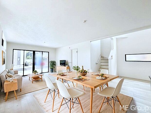 ◆1号棟◆~Living~ 家族の会話や笑顔が行き交うリビングです。大きなソファやダイニングテーブルでゆったり食事をしたりくつろぎたい♪そんな夢が叶えられる空間です!※家具はCGです