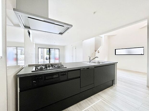 ◆1号棟◆~Kitchen~ 広くて使いやすいキッチンなら家族でいっしょに料理をつくったり、後片付けも手間なくできちゃいます♪収納もたっぷりあるので、いつもすっきりと清潔な印象を保てます。