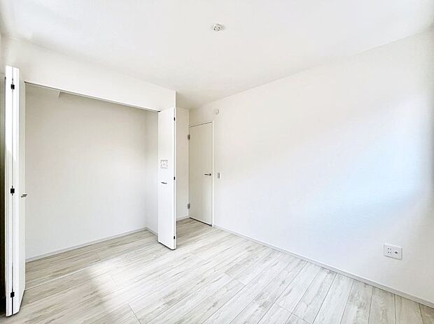 ◆1号棟◆〜Bed Room〜  全居室には収納クローゼットを完備！普段使いのお洋服や小物はもちろん、季節物のお洋服などもしっかりと整理整頓おしまい頂けます。  居室空間を広く使用できますね。