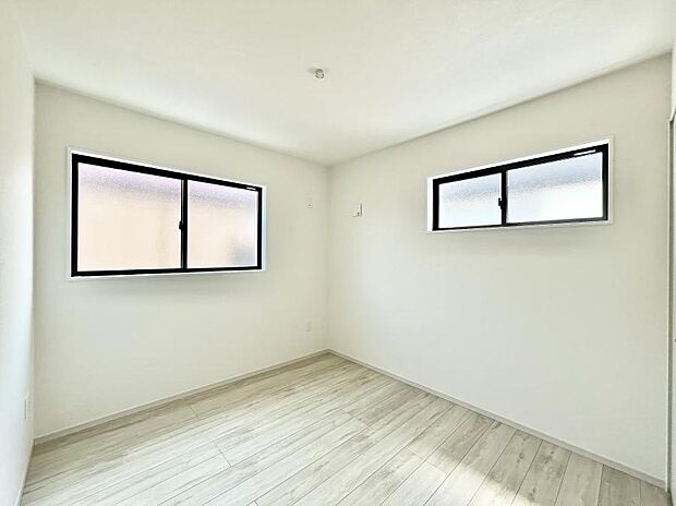 ◆1号棟◆〜Bed Room〜 2面採光を確保した明るい室内は、風通しも良く、大変居心地の良い空間となっております。爽やかな風を感じて起きる朝は、快適生活の始まりに!日当たりや通風がとても良い住まい♪