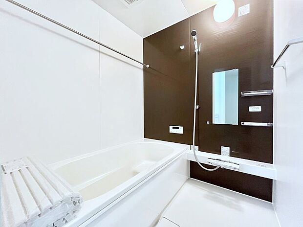 ◆1号棟◆~Bath Room~ 落ち着いた雰囲気の浴室で明日に向けてリフレッシュ。浴室乾燥機能も付いているので洗い上がった洗濯物を、雨の日も天気を気にせず乾燥させることも可能です。